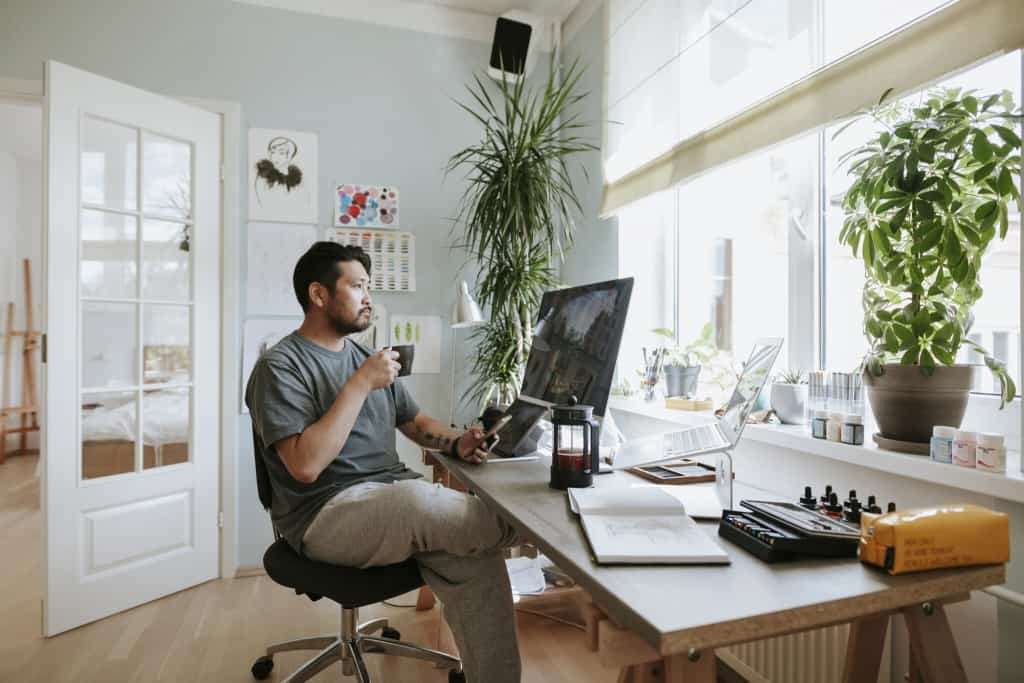 Trabalho remoto - pessoa com laptop